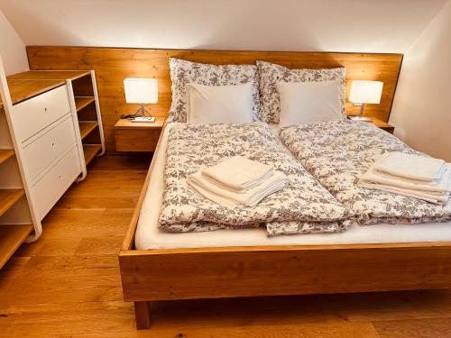 een bed met dekens en kussens in een slaapkamer bij Olešnická Chaloupka in Olešnice v Orlických horách
