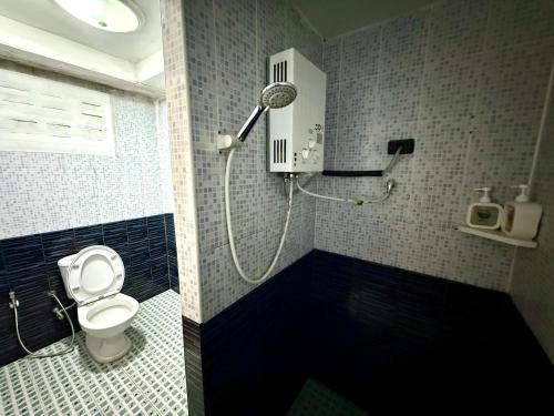 a bathroom with a shower with a toilet in it at หรรษาวิว ที่พักเขาค้อ เพชรบูรณ์ in Khao Kho