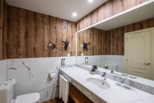 a bathroom with a sink and a mirror at H10 Taburiente Playa in Breña Baja