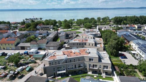 eine Luftaufnahme einer Stadt am Wasser in der Unterkunft Am See 18 in Podersdorf am See