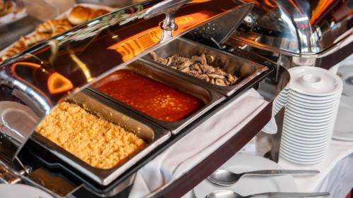 un buffet con una bandeja de comida en una mesa en Algarve Casino Hotel, en Portimão