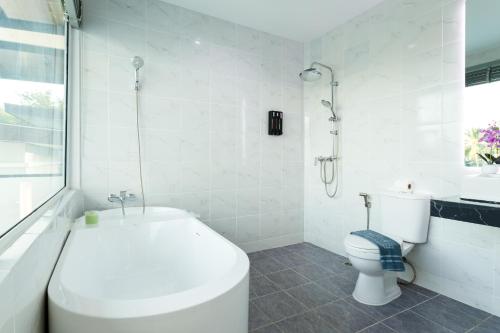 Ένα μπάνιο στο NEW! 3-Bedroom Pool Villa Overlooking Chalong Bay-Nariya V9