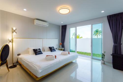 Ένα ή περισσότερα κρεβάτια σε δωμάτιο στο NEW! 3-Bedroom Pool Villa Overlooking Chalong Bay-Nariya V9