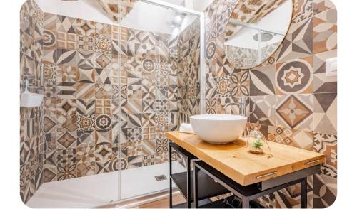 a bathroom with a sink and a bowl on a table at CASA GAH in Ripatransone