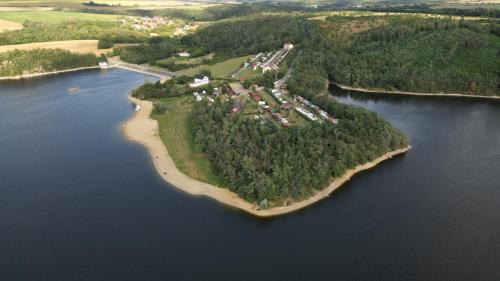 an island in the middle of a body of water at Mobilheim 16 a 17 - Výrovická přehrada Výr in Výrovice