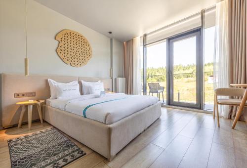 布克维WOL 07 by Ribas的一间卧室，配有一张大床和一扇大窗户。
