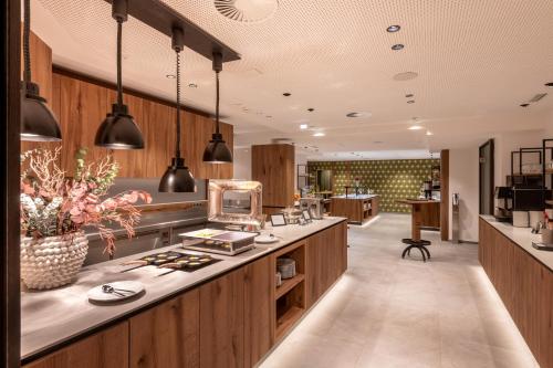 Kuchyň nebo kuchyňský kout v ubytování AlpenParks Hotel & Apartment Taxacher