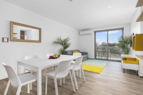 Billede fra billedgalleriet på BRAND NEW 2BR2BA Condo w/ Pool & Gym @ Palm Beach! i Palm-Eagle Beach