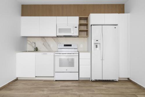 Billede fra billedgalleriet på BRAND NEW 2BR2BA Condo w/ Pool & Gym @ Palm Beach! i Palm-Eagle Beach