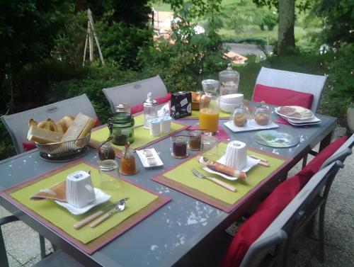 カンボ・レ・バンにあるVilla Gastandeiaのピクニックテーブル(食パン付)