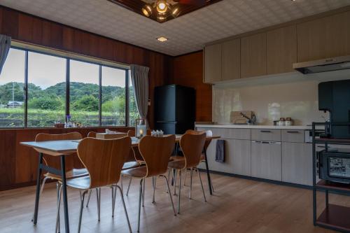 a kitchen with a table and chairs in a room at 蒼々さぬき志度 SOUSOU Sanuki Shido in Sanuki