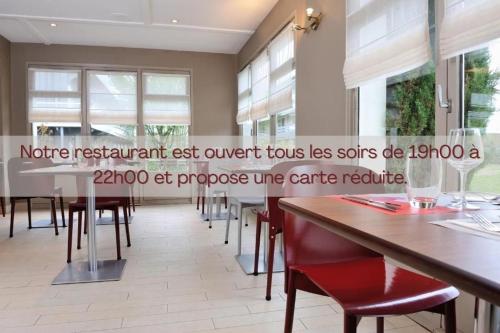 a dining room with a table and chairs at Campanile Lyon Est Aéroport Saint Exupery in Saint-Laurent-de-Mure