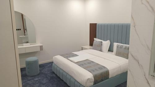 a bedroom with a large bed with white sheets and pillows at فيلمست ريزيدنس ابها in Quai