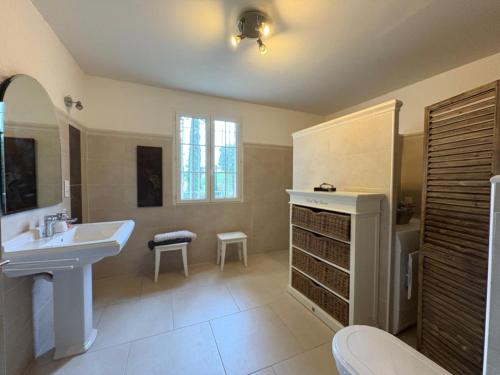 Bilik mandi di Dreamy Château for big groups and their pets