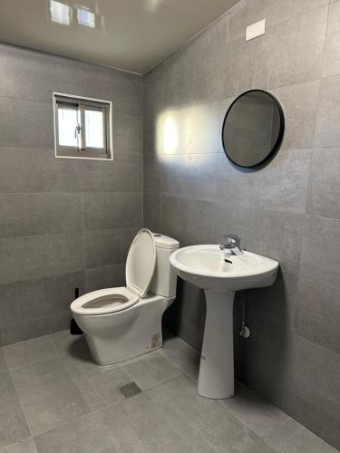 un bagno con un water e un lavandino di 雲海雅築民宿 a Jiufen