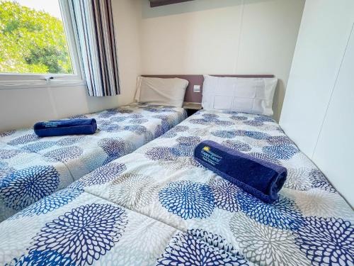 two beds sitting next to each other in a room at Happy Camp Mobile Homes in Gitavillage California in Torre di Montalto