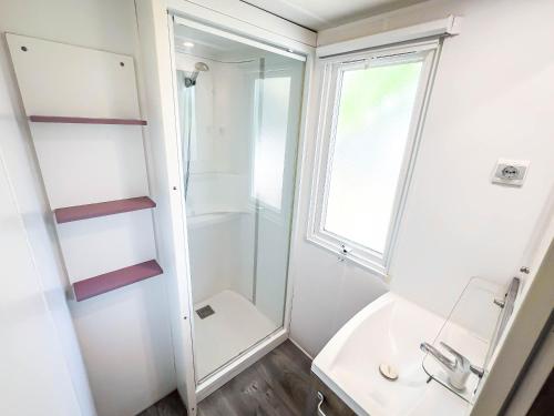 a bathroom with a sink and a mirror at Happy Camp Mobile Homes in Gitavillage California in Torre di Montalto