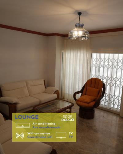 een woonkamer met een bank en een stoel bij Retiros Dolca in La Marina de la Torre