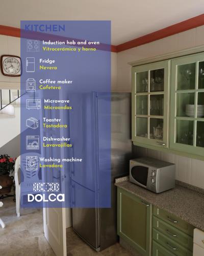 een keuken met een muur met beschrijvingen van apparaten bij Retiros Dolca in La Marina de la Torre