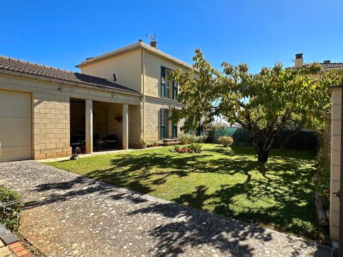 ein Haus mit einem Baum im Hof in der Unterkunft Casa El Herrero in Barásoain