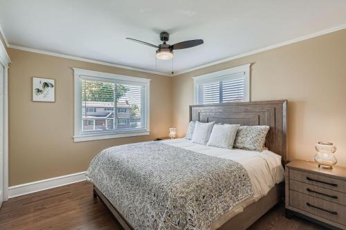 Ένα ή περισσότερα κρεβάτια σε δωμάτιο στο Bright and Cozy Ranch Style House Centennial