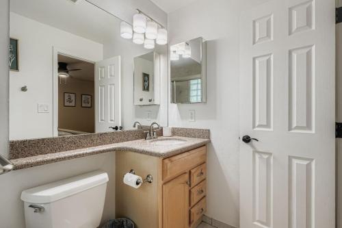 Ένα μπάνιο στο Bright and Cozy Ranch Style House Centennial