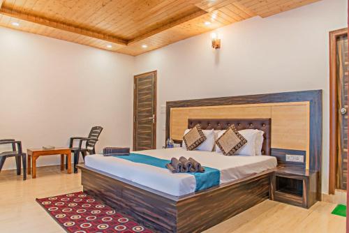 ein Schlafzimmer mit einem großen Bett in einem Zimmer in der Unterkunft Exotic Stays Kasauli I The Himalayan Edge I Serviced Apartments I Pvt Balcony I Peaceful Area I Family Accomodation I Kasauli in Kasauli