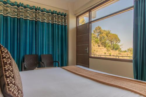 Postel nebo postele na pokoji v ubytování 2 Bhk Apartment Kasauli !! BBQ & Bonfire !! Pvt Terrace !! Good Hospitality I Kasauli By Exotic Stays