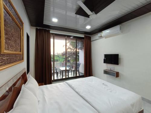 Postel nebo postele na pokoji v ubytování Vrindavan beach resort