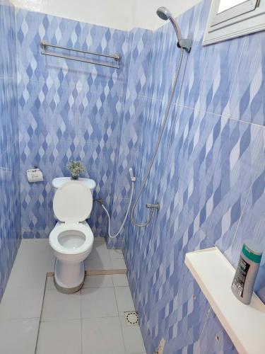 a bathroom with a toilet and a shower at Brise Résidentielle in Dakar
