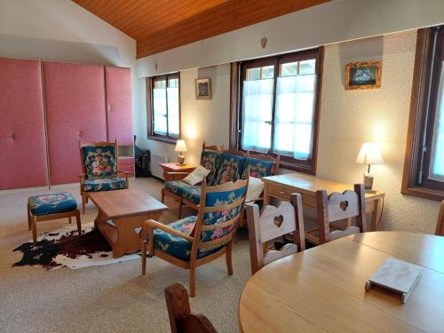 a room with chairs and tables and a room with windows at Résidence A9 - Les Myosotis in Les Mosses