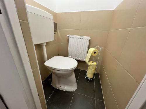 Comfortable 3BR & 1LR Apt, Great Location
