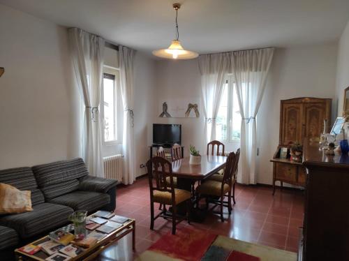 a living room with a couch and a table at Casa Elisa in Santa Maria degli Angeli