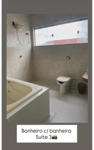 Un baño con bañera, inodoro y lavabo. en Ecostay Belém Amazônia, en Belém