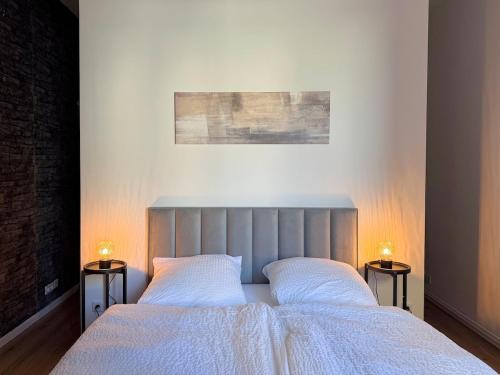 un dormitorio con una cama con dos almohadas. en Luxury Holiday Apartment in Osnabrück 10304, en Osnabrück