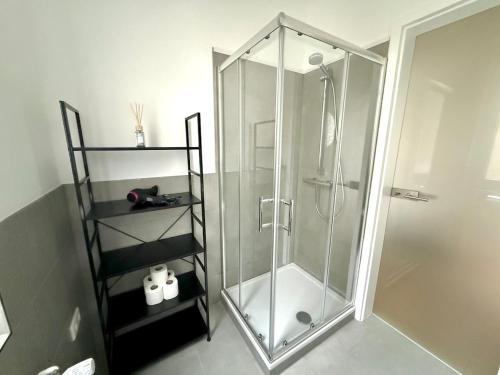 Una cabina de ducha de cristal en un baño con toallas. en Luxury Holiday Apartment in Osnabrück 10304, en Osnabrück