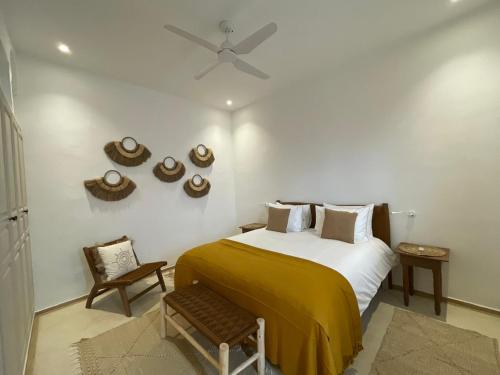 a bedroom with a bed and a ceiling fan at Riad 4 chambres, Piscine chauffée, Petit déjeuner inclus in Marrakesh