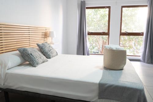 ein weißes Bett mit zwei Kissen darauf im Schlafzimmer in der Unterkunft Old Town La Estacion II in Alicante