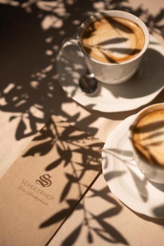 Příslušenství pro přípravu čaje a kávy v ubytování Vitalpina Hotel Schulerhof