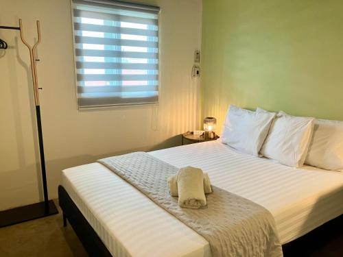 Un dormitorio con una cama con una toalla encima. en 326 Podtel at The Breakie Bar, en Bangkok