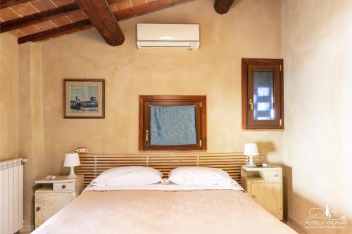1 dormitorio con 1 cama, 2 mesas y una ventana en Mugello Vacanze Appartamenti Indipendenti, en Scarperia