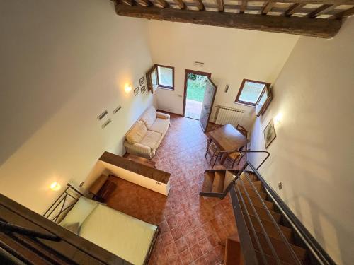 アメリアにあるMarco & Andrea Agriturismo Collepinaの階段付きのリビングルームのオーバーヘッドビュー