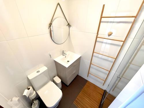 ein Badezimmer mit einer weißen Toilette und einem Waschbecken in der Unterkunft Casa Tété in Benagil