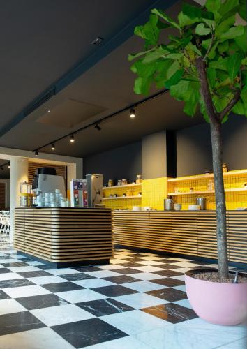 Лобби или стойка регистрации в Flowers Hotel Essen