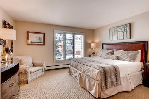une chambre avec un lit, une chaise et une fenêtre dans l'établissement Ski In, Ski Out Studio Condo In The Heart Of Lionshead Village With Mountain View, Hot Tubs, And Pool Access, à Vail
