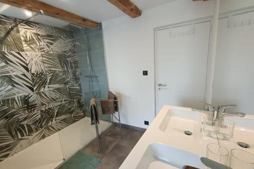 a bathroom with a sink and a mirror at Gîte pour 9 personnes avec jardin à proximité du Puy Mary in Le Claux