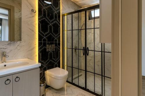 アンタルヤにあるModern Luxury Villaのシャワー、トイレ、洗面台を備えたバスルーム