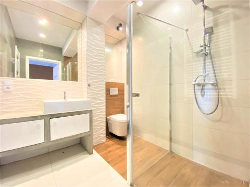 a bathroom with a shower and a sink at Apartament nad Kwisą Mountain Aparts in Świeradów-Zdrój
