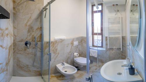 Ένα μπάνιο στο Modern 2BR 2BA Metro Access 12min Duomo