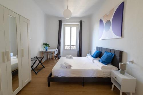 Ένα ή περισσότερα κρεβάτια σε δωμάτιο στο Modern 2BR 2BA Metro Access 12min Duomo